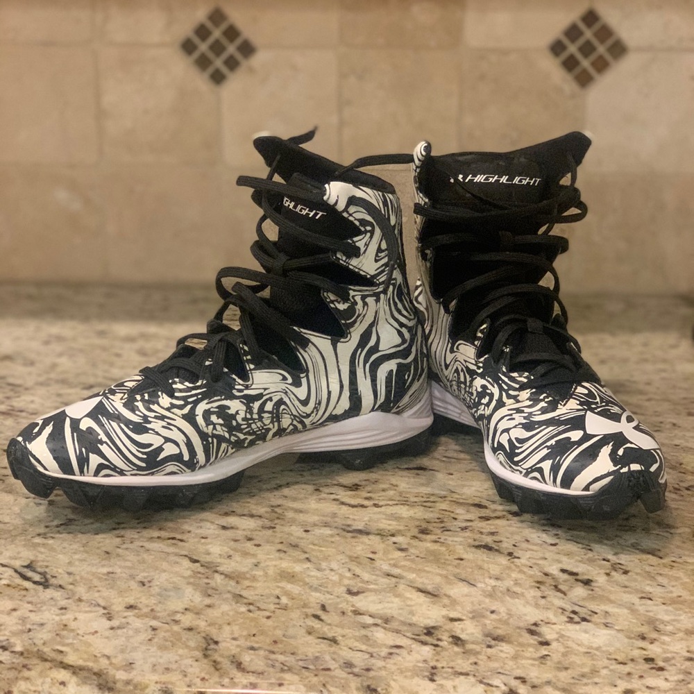 Football cleats size 6 - under armor highlight